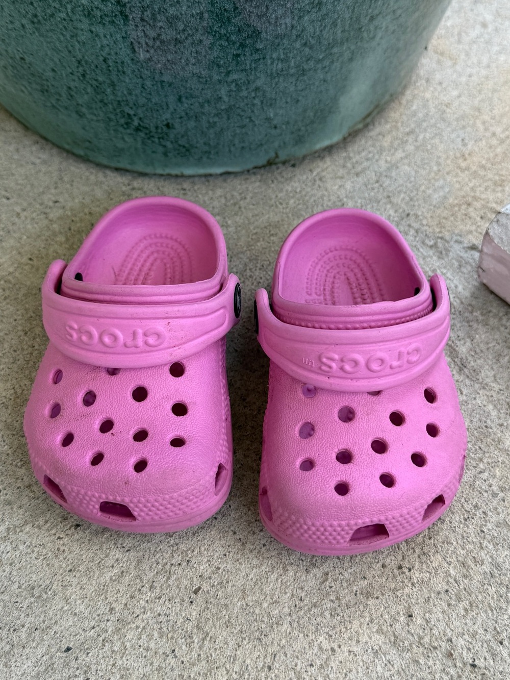 CROCS Kids Classic Clog in Bright Pink